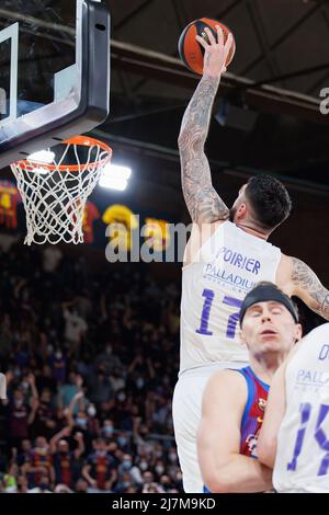 BARCELONA - APR 10: Vincent Poirier in Aktion während des ACB League-Spiels zwischen dem FC Barcelona und Real Madrid am 10,2022. April im Palau Blaugrana Stockfoto