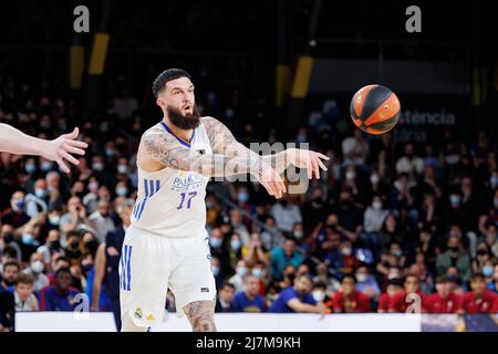 BARCELONA - APR 10: Vincent Poirier in Aktion während des ACB League-Spiels zwischen dem FC Barcelona und Real Madrid am 10,2022. April im Palau Blaugrana Stockfoto