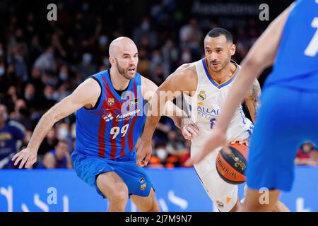 BARCELONA - APR 10: Adam Hanga in Aktion während des ACB League-Spiels zwischen dem FC Barcelona und Real Madrid am 10,2022. April im Palau Blaugrana in Barce Stockfoto