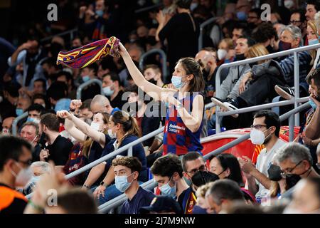 BARCELONA - APR 10: Fans während des ACB League-Spiels zwischen dem FC Barcelona und Real Madrid am 10,2022. April im Palau Blaugrana in Barcelona, Spanien. Stockfoto