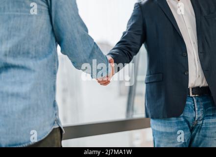 Nahaufnahme von Geschäftsleuten Unternehmer Freiberufler Händeschütteln begrüßen sich gegenseitig einen erfolgreichen neuen Deal und Beginn der Zusammenarbeit auf Th Stockfoto