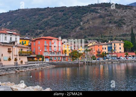 Die Uferpromenade der kleinen italienischen Stadt Torbole am Nordostufer des Gardasees in der Region Trentino-Südtirol Stockfoto