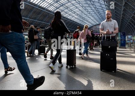 London, Großbritannien. 10.. Mai 2022. Pendler gehen am 10. Mai 2022 an einem der Wahrzeichen des internationalen Bahnhofs Saint Pancras in London, Großbritannien. (Foto von Dominika Zarzycka/Sipa USA) Quelle: SIPA USA/Alamy Live News Stockfoto