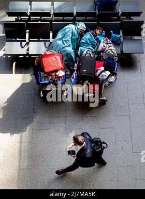 London, Großbritannien. 09.. Mai 2022. Pendler ruhen am 10. Mai 2022 am berühmten Bahnhof Saint Pancras International in London, Großbritannien. (Foto von Dominika Zarzycka/Sipa USA) Quelle: SIPA USA/Alamy Live News Stockfoto