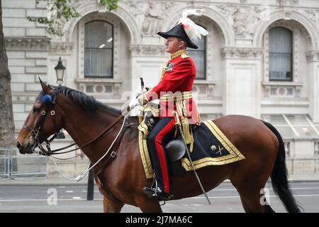 London, Großbritannien. 10.. Mai 2022. Mitglieder der Household Cavalry fahren Whitehall entlang auf ihrem Weg zu den Houses of Parlament zur Eröffnung des Parlaments durch den Staat. Quelle: Uwe Deffner/Alamy Live News Stockfoto