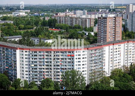 Berlin, Deutschland. 10.. Mai 2022. Blick von der Skywalk Marzahner Promenade auf Wohngebäude im Stadtteil Marzahn. Quelle: Carsten Koall/dpa/Alamy Live News Stockfoto