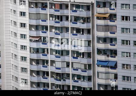 Berlin, Deutschland. 10.. Mai 2022. Blick von der Skywalk Marzahner Promenade auf Wohngebäude im Stadtteil Marzahn. Quelle: Carsten Koall/dpa/Alamy Live News Stockfoto