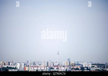 Berlin, Deutschland. 10.. Mai 2022. Blick von der Skywalk Marzahner Promenade auf den Berliner Fernsehturm. Quelle: Carsten Koall/dpa/Alamy Live News Stockfoto