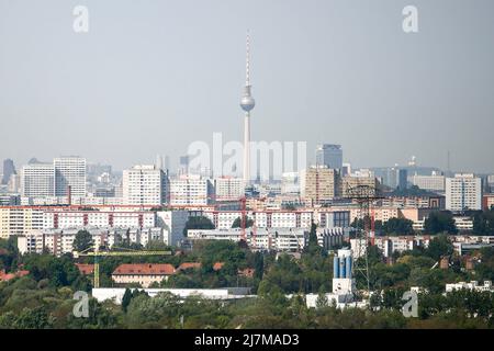 Berlin, Deutschland. 10.. Mai 2022. Blick von der Skywalk Marzahner Promenade auf den Berliner Fernsehturm. Quelle: Carsten Koall/dpa/Alamy Live News Stockfoto