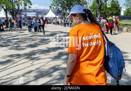 Turin, Italien. 10.. Mai 2022. Ein Helfer steht vor dem Eingang zum Eurovision Song Contest (ESC) Event Site. Der internationale Musikwettbewerb findet zum 66.. Mal statt, an dem Musiker aus insgesamt 40 Ländern teilnehmen. Quelle: Jens Büttner/dpa/Alamy Live News Stockfoto