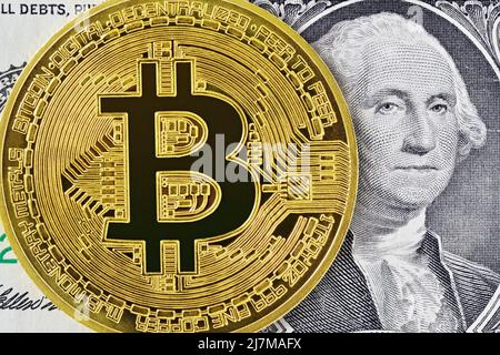 Bitcoin und eine US Dollar Note Stockfoto