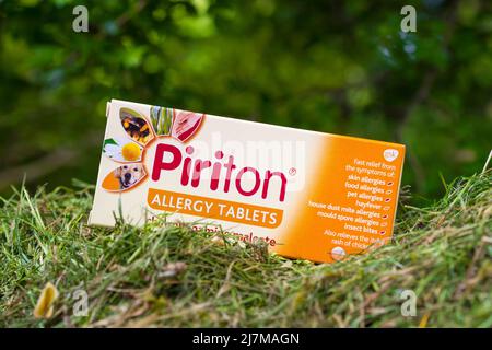 Eine Schachtel mit Piriton-Allergietabletten in einer Außenumgebung mit Gras Stockfoto