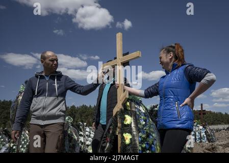 Bucha, Ukraine. 10.. Mai 2022. Natalia Bogdanova, rechts, berührt das Kreuz am Ende der Beerdigung für ihren verstorbenen Ehemann Eugene Bogdanov, 35, in Bucha, Ukraine, Dienstag, 10.Mai 2022. Bogdanowas Ehemann ist vor zwei Monaten vermisst worden und sucht seitdem in Leichenhallen in Bucha und Kiew nach ihm. Die Regierung Biden kündigte am Montag an, dass sie 232 Zölle auf ukrainischen Stahl vorübergehend für ein Jahr aussetzen werde, um die Wirtschaftskraft der belagerten Nation zu stärken. Foto von Ken Cedeno/UPI Credit: UPI/Alamy Live News Stockfoto