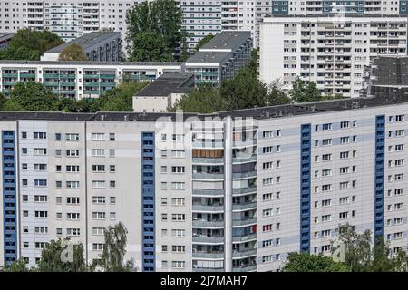 Berlin, Deutschland. 10.. Mai 2022. Blick von der Skywalk Marzahner Promenade auf Wohngebäude im Stadtteil Marzahn. Quelle: Carsten Koall/dpa/Alamy Live News Stockfoto
