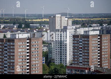 Berlin, Deutschland. 10.. Mai 2022. Blick von der Skywalk Marzahner Promenade über die Wohngebäude im Stadtteil Marzahn. Quelle: Carsten Koall/dpa/Alamy Live News Stockfoto