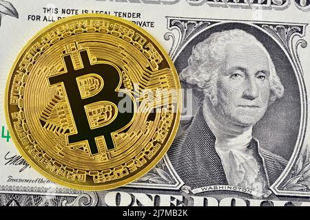 Bitcoin und eine US Dollar Note Stockfoto