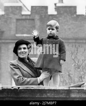 ERNEUT ÜBERTRAGEN UND KORREKTES DATEIDATUM hinzufügen Dateifoto vom 04/11/50 von Prinz Charles, der aus der Wand des Clarence House, fest von der Krankenschwester Lightbody gehalten, zur Menge winkte. Als mollig-betroffenes Kleinkind stand Prinz Charles an einer Wand im Clarence House und küsste seine Mutter und Großeltern, während er die Wagen in einer Prozession für die staatliche Eröffnung des Parlaments beobachtete. Es war 1950 und George VI. War noch auf dem Thron. Ausgabedatum: Dienstag, 10. Mai 2022. Stockfoto
