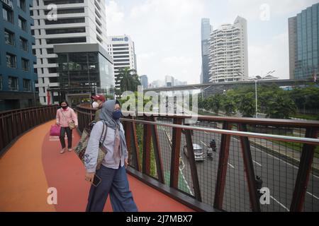 Jakarta, Indonesien. 10.. Mai 2022. Menschen gehen auf einer Fußgängerbrücke in Jakarta, Indonesien, 10. Mai 2022. Trotz der Turbulenzen in den Weltwirtschaftspreisen verzeichnete Indonesien im ersten Quartal dieses Jahres ein Wirtschaftswachstum von 5,01 Prozent gegenüber dem Vorjahr, verglichen mit 5,02 Prozent im vierten Quartal 2021, teilte die Zentralagentur für Statistik des Landes am Montag mit. Kredit: Zulkarnain/Xinhua/Alamy Live Nachrichten Stockfoto