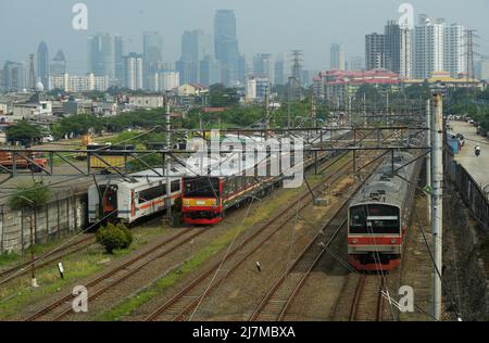 Jakarta. 10.. Mai 2022. Das am 10. Mai 2022 aufgenommene Foto zeigt Pendlerzüge in Jakarta, Indonesien. Trotz der Turbulenzen in den Weltwirtschaftspreisen verzeichnete Indonesien im ersten Quartal dieses Jahres ein Wirtschaftswachstum von 5,01 Prozent gegenüber dem Vorjahr, verglichen mit 5,02 Prozent im vierten Quartal 2021, teilte die Zentralagentur für Statistik des Landes am Montag mit. Kredit: Zulkarnain/Xinhua/Alamy Live Nachrichten Stockfoto