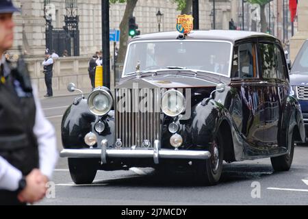 London, Großbritannien, 10.. Mai 2022. Die kaiserliche Staatskrone und andere Kronjuwelen reiten mit einer Insignien-Eskorte der Hausrat-Kavallerie vor der Eröffnung des Parlaments zum Oberhaus. Kredit: Elfte Stunde Fotografie/Alamy Live Nachrichten Stockfoto