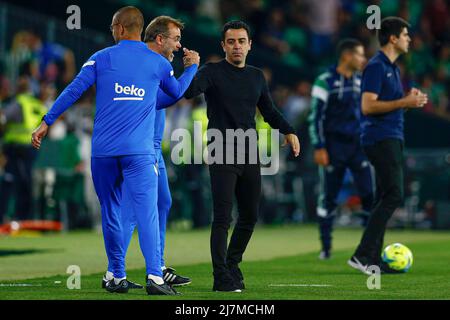 FC Barcelona-Cheftrainer Xavi Hernandez feiert das Tor von Jordi Alba während des La Liga-Spiels zwischen Real Betis und FC Barcelona, das am 7. Mai 2022 im Benito Villamarin-Stadion in Sevilla, Spanien, gespielt wurde. (Foto von Antonio Pozo / PRESSINPHOTO) Stockfoto