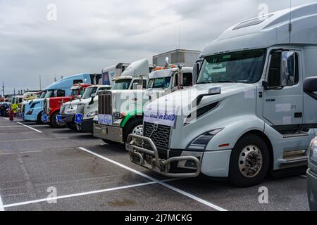 Manheim, PA, USA - 8. Mai 2022: Hunderte von Truckern bereiten sich auf den jährlichen Make-A-Wish Foundation Truck Conoy in Lancaster County vor. Das Ereignis, das Stockfoto