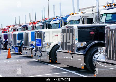 Manheim, PA, USA - 8. Mai 2022: Hunderte von Truckern bereiten sich auf den jährlichen Make-A-Wish Foundation Truck Conoy in Lancaster County vor. Das Ereignis, das Stockfoto