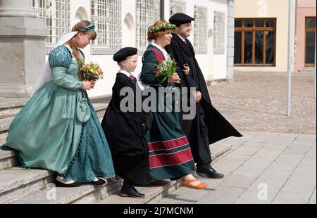 Lutherstadt Wittenberg, Deutschland. 10.. Mai 2022. Jasmin Fröse (l-r), Mika Förster, Nicole Melzer-Fricke und Frank Moritz, Performer des Lutherpaares und des Lutherpaares der Kinder beim Wittenberger Stadtfest „Lutherhochzeit“, gehen über den Marktplatz. Das Festival, das vom 10. Bis 12. Juni 2022 stattfindet, erinnert an die Hochzeit des ehemaligen Mönchs Martin Luther mit der Nonne Katharina von Bora im Jahr 1525. Jedes Jahr im Juni feiern Wittenberger und ihre Gäste dieses Fest als ihr großes Fest. Kredit: Sebastian Willnow/dpa/Alamy Live Nachrichten Stockfoto