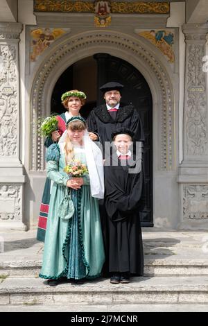 Lutherstadt Wittenberg, Deutschland. 10.. Mai 2022. Vor dem Rathaus stehen Nicole Melzer-Fricke und Frank Moritz (oben) sowie Jasmin Fröse und Mika Förster, Performer des Lutherpaares und des Lutherpaares der Kinder für das Wittenberger Stadtfest „Lutherhochzeit“. Das Festival, das vom 10. Bis 12. Juni 2022 stattfindet, erinnert an die Hochzeit des ehemaligen Mönchs Martin Luther mit der Nonne Katharina von Bora im Jahr 1525. Jedes Jahr im Juni feiern die Wittenberger und ihre Gäste dieses Fest als ihr großes Fest. Kredit: Sebastian Willnow/dpa/Alamy Live Nachrichten Stockfoto