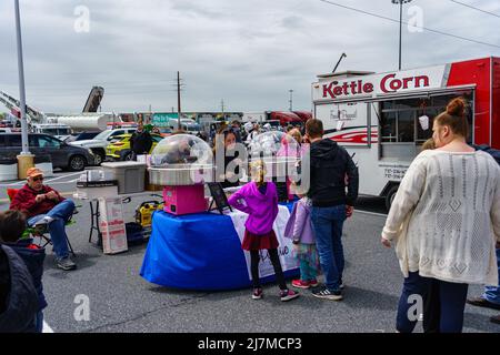 Manheim, PA, USA - 8. Mai 2022: Auf dem jährlichen Make-A-Wish Truck Conoy in Lancaster County werden Zuckerwatte verkauft. Die Veranstaltung, die einen Karneval beinhaltet, Stockfoto