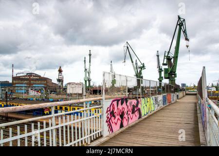 Grüne Riesenkrane auf der Skylnie auf der Werft in danzig polen Stockfoto