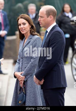 10..Mai 2022. Manchester, Großbritannien. Der Herzog von Cambridge und die Herzogin von Cambridge nahmen an der offiziellen Eröffnung des Glade of Light Memorial in der Manchester Cathedral Teil. Das Denkmal erinnert an die Opfer des Terroranschlags vom 22.. Mai 2017 in der Manchester Arena. Quelle: Doug Peters/EMPICS/Alamy Live News Stockfoto