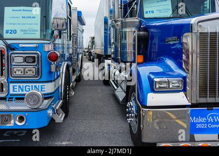 Manheim, PA, USA - 8. Mai 2022: Hunderte von Truckern bereiten sich auf den jährlichen Make-A-Wish Truck Conoy in Lancaster County vor. Das Ereignis, das ein c enthält Stockfoto