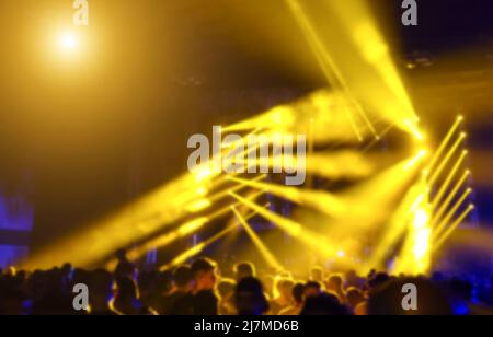 Abstraktes Bokeh mit defokussierten Hintergrund der Lasershow in modernen Disco Party Night Club - Konzept des Nachtlebens mit Musik und Unterhaltung - Bild wi Stockfoto