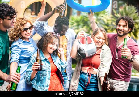 Multikulturelle Freundesgruppe, die Spaß mit Boombox und Bierflaschen hat - Gen z-Leute genießen gemeinsam das Frühlingsfest - Stockfoto