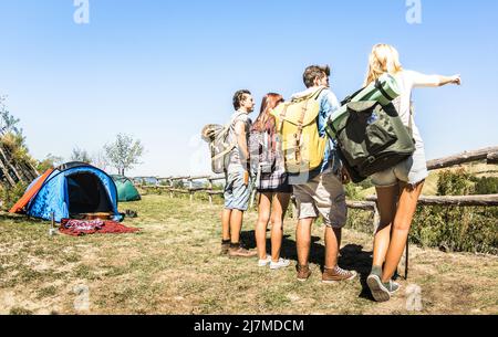 Gruppe von Freunden Trekking auf Trip Camp auf italienischen Hügeln an sonnigen Tag - Wanderer mit Rucksäcken und Stöcken zu Fuß auf contry - Wanderlust Reisekonzept Stockfoto