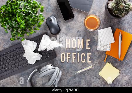 Arbeiten Sie von zu Hause aus mit einem Text-Desk mit Tastatur Computer Smartphone Notebook Houseplants, Arbeitsplatz Büro zu Hause Stockfoto