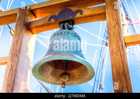 Die Schiffsglocke der historischen Mayflower im Hafen von Plymouth, Massachusetts Stockfoto