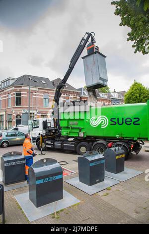 Niederlande, Arnhem; ein Müllwagen sammelt die pmd-Abfälle, Kunststoffe, Metall und Trinkkartons. Stockfoto