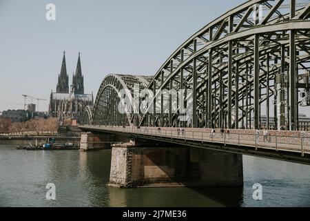 Hohenzollernbrücke mit Kölner Dom im Hintergrund Stockfoto