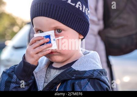 Saporischschschja, Ukraine. 08.. Mai 2022. Ein Kind aus Mariupol Seen kam im Zaporizhia Zentrum für Vertriebene an. Jeden Tag kommen Flüchtlinge aus der ganzen Ostukraine ins Zaporizhia-Zentrum für Vertriebene, die aus Kampfgebieten oder besetzten Gebieten der russischen Armee fliehen. Russland marschierte am 24. Februar 2022 in die Ukraine ein und löste damit den größten militärischen Angriff in Europa seit dem Zweiten Weltkrieg aus Kredit: SOPA Images Limited/Alamy Live Nachrichten Stockfoto