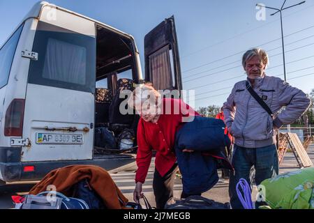 Saporischschschja, Ukraine. 08.. Mai 2022. Menschen aus Mariupol sind gerade im Zaporizhia Zentrum für Vertriebene angekommen. Jeden Tag kommen Flüchtlinge aus der ganzen Ostukraine ins Zaporizhia-Zentrum für Vertriebene, die aus Kampfgebieten oder besetzten Gebieten der russischen Armee fliehen. Russland marschierte am 24. Februar 2022 in die Ukraine ein und löste damit den größten militärischen Angriff in Europa seit dem Zweiten Weltkrieg aus Kredit: SOPA Images Limited/Alamy Live Nachrichten Stockfoto