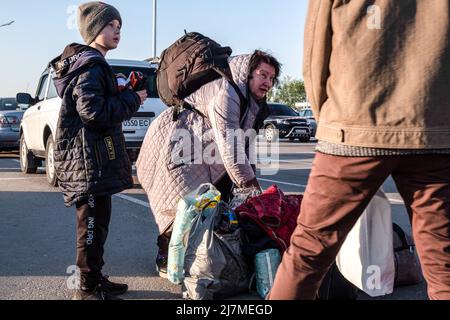 Saporischschschja, Ukraine. 08.. Mai 2022. Eine Großmutter mit ihrem Neffen im Zaporizhia Zentrum für Vertriebene. Jeden Tag kommen Flüchtlinge aus der ganzen Ostukraine ins Zaporizhia-Zentrum für Vertriebene, die aus Kampfgebieten oder besetzten Gebieten der russischen Armee fliehen. Russland marschierte am 24. Februar 2022 in die Ukraine ein und löste damit den größten militärischen Angriff in Europa seit dem Zweiten Weltkrieg aus Kredit: SOPA Images Limited/Alamy Live Nachrichten Stockfoto