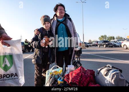 Saporischschschja, Ukraine. 08.. Mai 2022. Eine Großmutter mit ihrem Neffen im Zaporizhia Zentrum für Vertriebene. Jeden Tag kommen Flüchtlinge aus der ganzen Ostukraine ins Zaporizhia-Zentrum für Vertriebene, die aus Kampfgebieten oder besetzten Gebieten der russischen Armee fliehen. Russland marschierte am 24. Februar 2022 in die Ukraine ein und löste damit den größten militärischen Angriff in Europa seit dem Zweiten Weltkrieg aus (Foto von Rick Mave/SOPA Images/Sipa USA) Quelle: SIPA USA/Alamy Live News Stockfoto