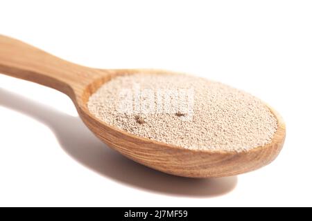 Aktive Trockenbackhefe-Granulat in Holzlöffel. Stockfoto