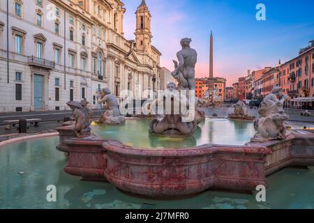 Brunnen auf der Piazza Navona in Rom, Italien bei Dämmerung. Stockfoto