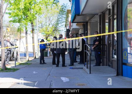 Queens, New Yoek, USA. 9.. Mai 2022. Polizeibeamte in Queens untersuchen den Ort, an dem eine Frau angeschossen und getötet und eine weitere schwer verletzt wurde. Die Schießerei begann als innenpolitische Auseinandersetzung zwischen dem Verdächtigen und der 51-jährigen Migdalia Ortega, die eine zivile Angestellte der NYPD war. Der Nachbar, der durch die beiden Streitenden alarmiert wurde, wurde ebenfalls angeschossen und befindet sich in einem kritischen, aber stabilen Zustand. (Bild: © Steve Sanchez/Pacific Press via ZUMA Press Wire) Stockfoto