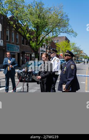 Queens, New Yoek, USA. 9.. Mai 2022. Polizeibeamte in Queens untersuchen den Ort, an dem eine Frau angeschossen und getötet und eine weitere schwer verletzt wurde. Die Schießerei begann als innenpolitische Auseinandersetzung zwischen dem Verdächtigen und der 51-jährigen Migdalia Ortega, die eine zivile Angestellte der NYPD war. Der Nachbar, der durch die beiden Streitenden alarmiert wurde, wurde ebenfalls angeschossen und befindet sich in einem kritischen, aber stabilen Zustand. (Bild: © Steve Sanchez/Pacific Press via ZUMA Press Wire) Stockfoto