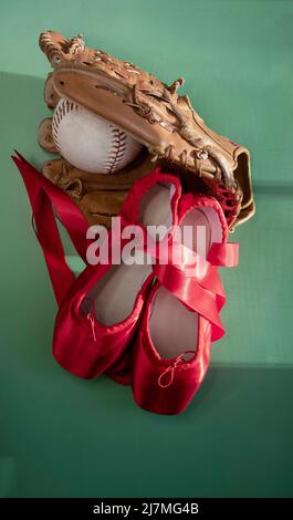 Leuchtend rote Ballet spitzenschuhe, gruppiert mit Softball und Handschuh. Vor blauem oder grünem Hintergrund. Stockfoto