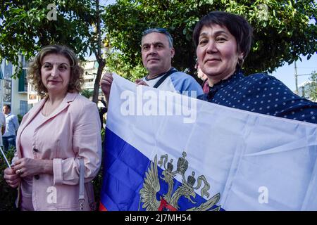 Athen, Griechenland. 9.. Mai 2022. Menschen halten eine russische Flagge während einer Gedenkveranstaltung zum Victory Day. In Griechenland lebende Russen hielten ein Ereignis in Erinnerung an den Tag des Sieges der sowjetischen Armee ab. (Bild: © Dimitris Aspiotis/Pacific Press über ZUMA Press Wire) Stockfoto